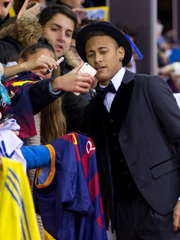 开云下载-内马尔戴帽出席2015年金球奖晚会|内马尔·达·席尔瓦|足球|FIFA|帽子_新浪体育_新浪新闻